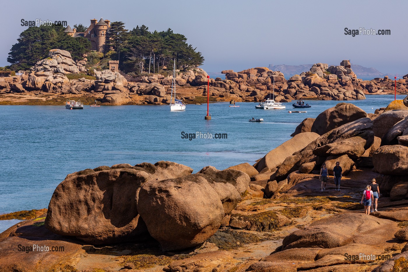 VOILIER DE PLAISANCE AMARRE DEVANT LE CHATEAU DE COSTAERES, CHEMIN DES DOUANIERS DE PLOUMANAC'H, COTE DE GRANIT ROSE, COTES-D'AMOR, BRETAGNE, FRANCE 