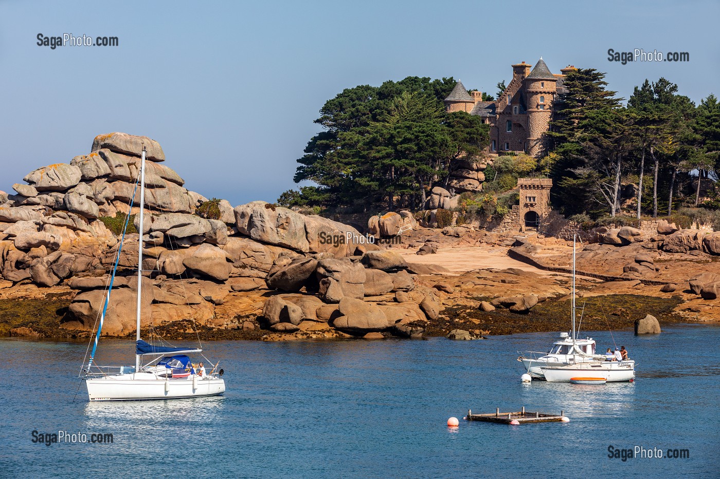 BATEAUX, VOILIERS DE PLAISANCE DEVANT LE CHATEAU DE COSTAERES, TREGASTEL, COTE DE GRANIT ROSE, COTES-D'AMOR, BRETAGNE, FRANCE 