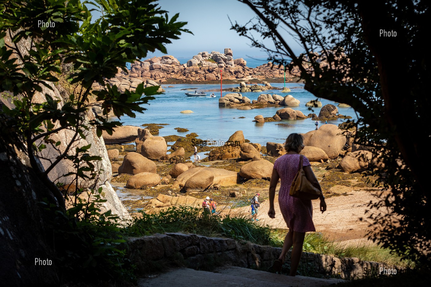 CHEMIN DES DOUANIERS, ACCES A LA PLAGE DE PLOUMANAC'H, COTE DE GRANIT ROSE, COTES-D'AMOR, BRETAGNE, FRANCE 