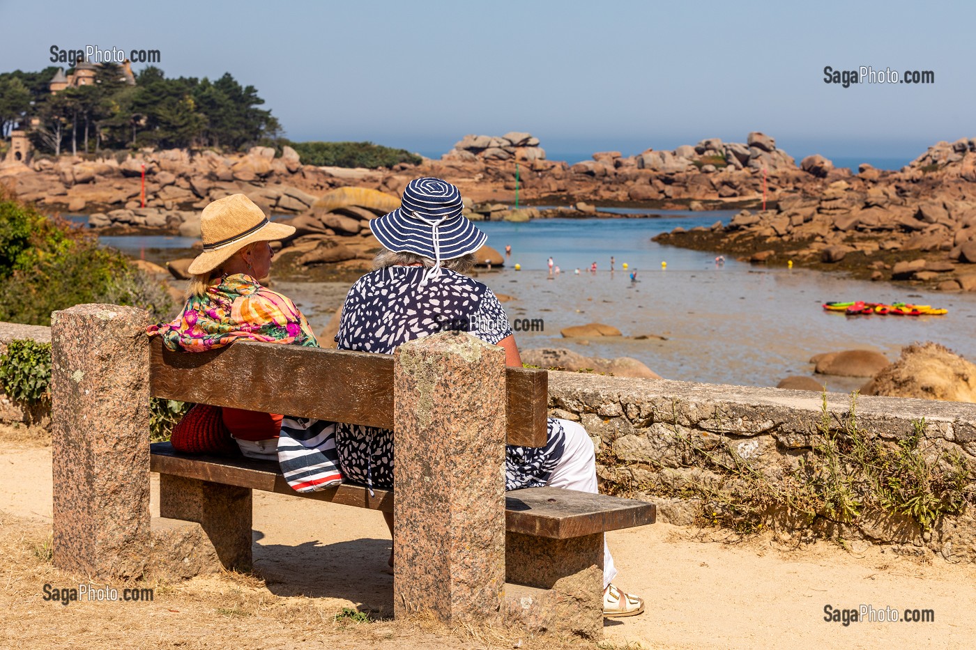 FEMMES AU CHAPEAU DEVANT LA PLAGE DE SAINT-GUIREC, PERROS-GUIREC, COTE DE GRANIT ROSE, COTES-D'AMOR, BRETAGNE, FRANCE 