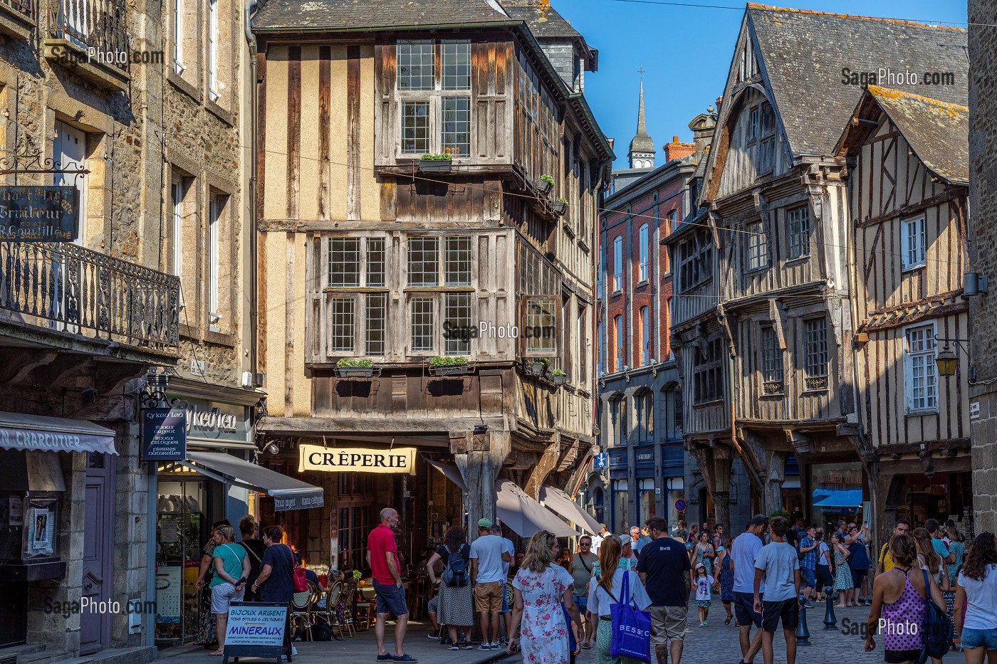 MAISONS MEDIEVALES DU XV EME SIECLE, PLACE DES MERCIERS ET RUE DE L'APPORT, DINAN, COTES-D'AMOR, BRETAGNE, FRANCE 