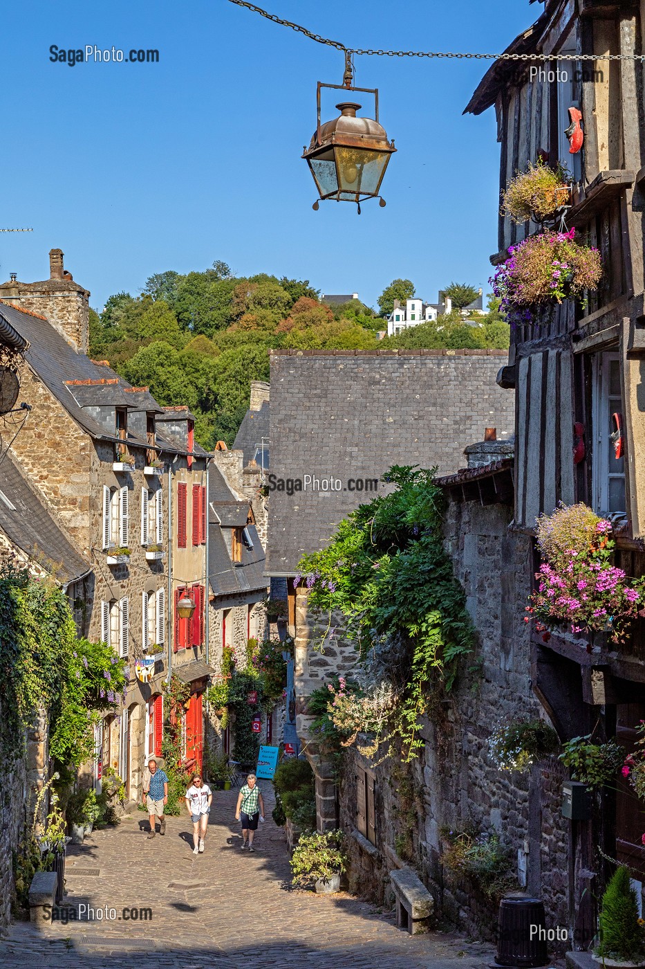 RUE DE PETIT FORT (JERZUAL), RUELLE ESCARPEE MENANT AU PORT, VILLE MEDIEVALE DE DINAN, COTES-D'AMOR, BRETAGNE, FRANCE 