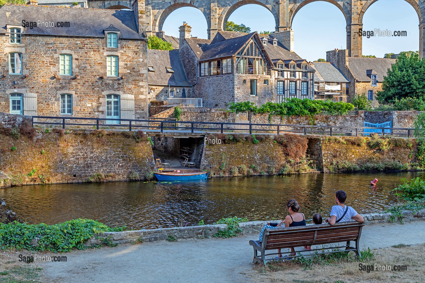 BALADE EN FAMILLE SUR LES BORDS DE LA RANCE SOUS LE VIADUC, VILLE MEDIEVALE DE DINAN, COTES-D'AMOR, BRETAGNE, FRANCE 