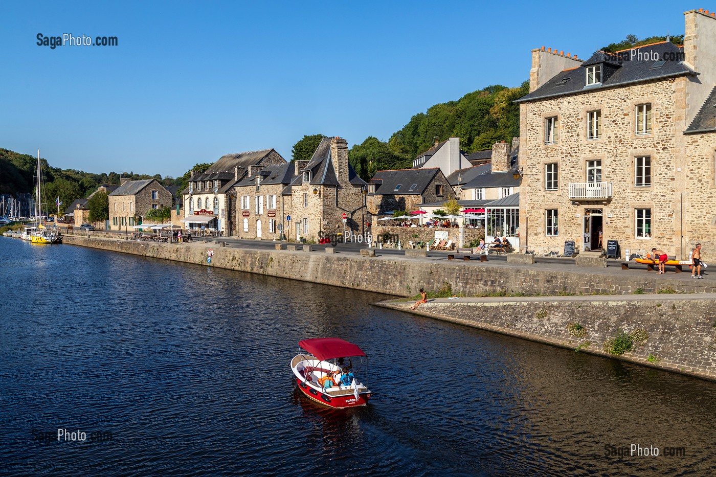 BALADE EN BATEAU ELECTRIQUE SUR LA RANCE, VILLE MEDIEVALE DE DINAN, COTES-D'AMOR, BRETAGNE, FRANCE 