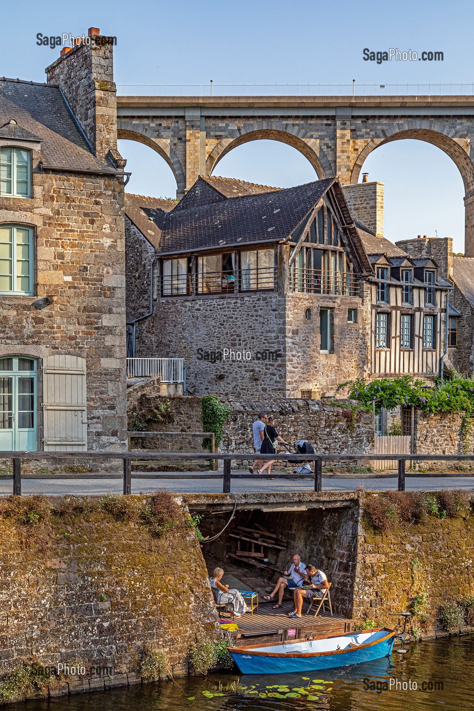 APERO ET BALADE SUR LES BORDS DE LA RANCE SOUS LE VIADUC, VILLE MEDIEVALE DE DINAN, COTES-D'AMOR, BRETAGNE, FRANCE 