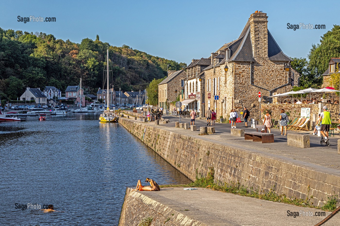 BALADE EN BATEAU ELECTRIQUE SUR LA RANCE, VILLE MEDIEVALE DE DINAN, COTES-D'AMOR, BRETAGNE, FRANCE 