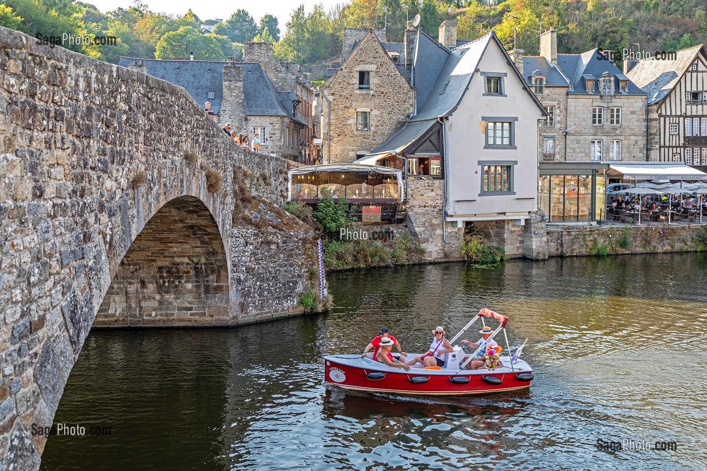 BALADE EN BATEAU ELECTRIQUE SUR LA RANCE SUR LE VIEUX PONT, VILLE MEDIEVALE DE DINAN, COTES-D'AMOR, BRETAGNE, FRANCE 