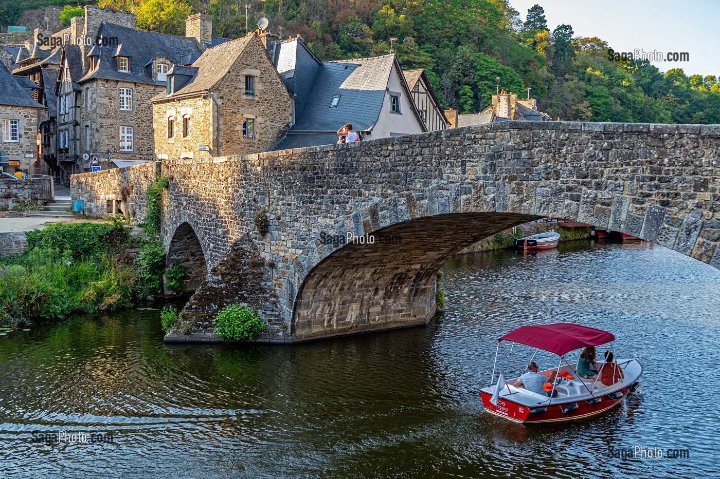 BALADE EN BATEAU ELECTRIQUE SUR LA RANCE SUR LE VIEUX PONT, VILLE MEDIEVALE DE DINAN, COTES-D'AMOR, BRETAGNE, FRANCE 