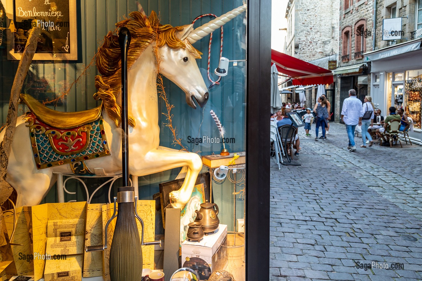 LICORNE DANS LA BOUTIQUE DE CONFISERIE MYSTERE ET BONBONNIERE, DINAN, COTES-D'AMOR, BRETAGNE, FRANCE 