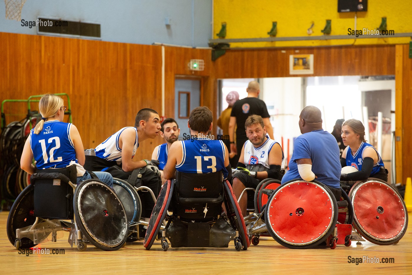 BRIEFING D'ENTRAINEMENT HANDI RUGBY, SPORT COLLECTIF POUR LES PERSONNES HANDICAPEES EN FAUTEUIL ROULANT 