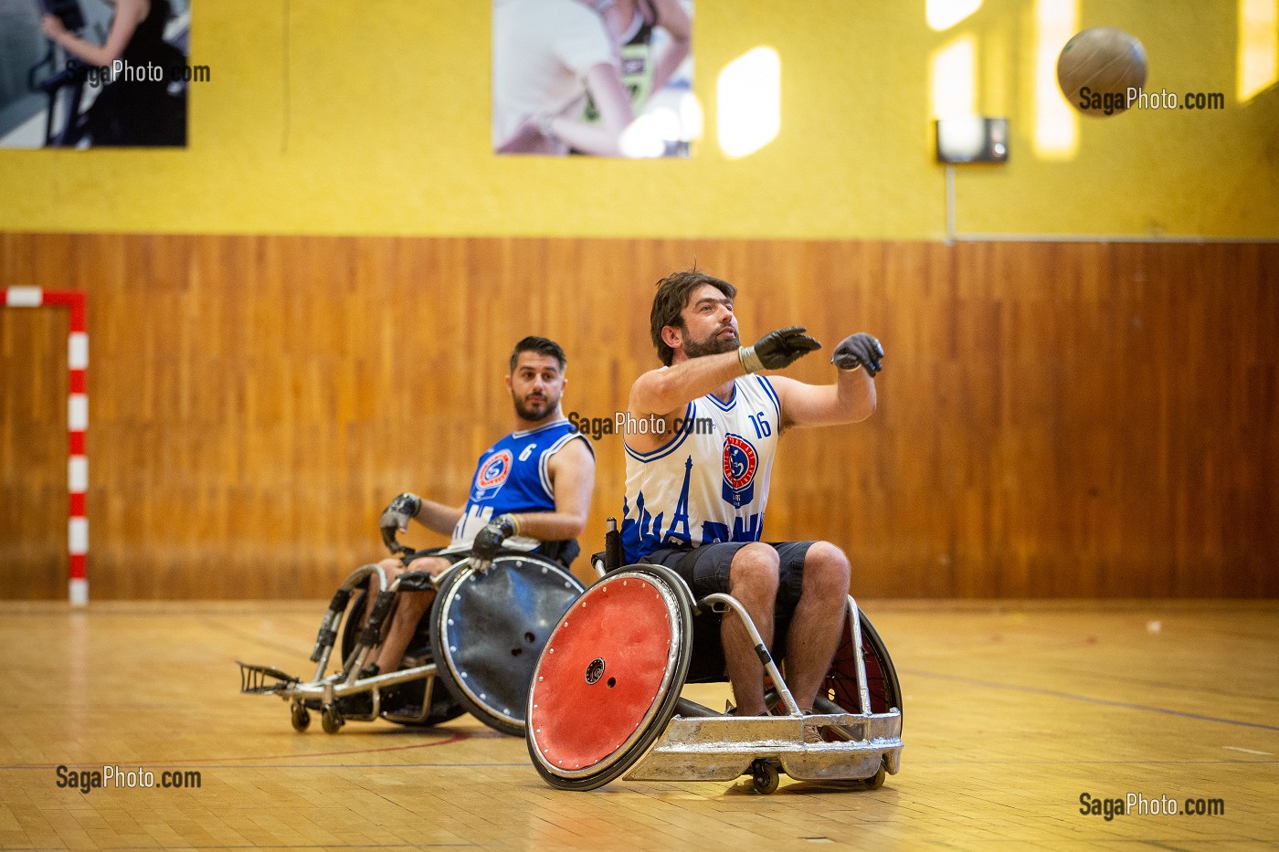 ENTRAINEMENT HANDI RUGBY, SPORT COLLECTIF POUR LES PERSONNES HANDICAPEES EN FAUTEUIL ROULANT 