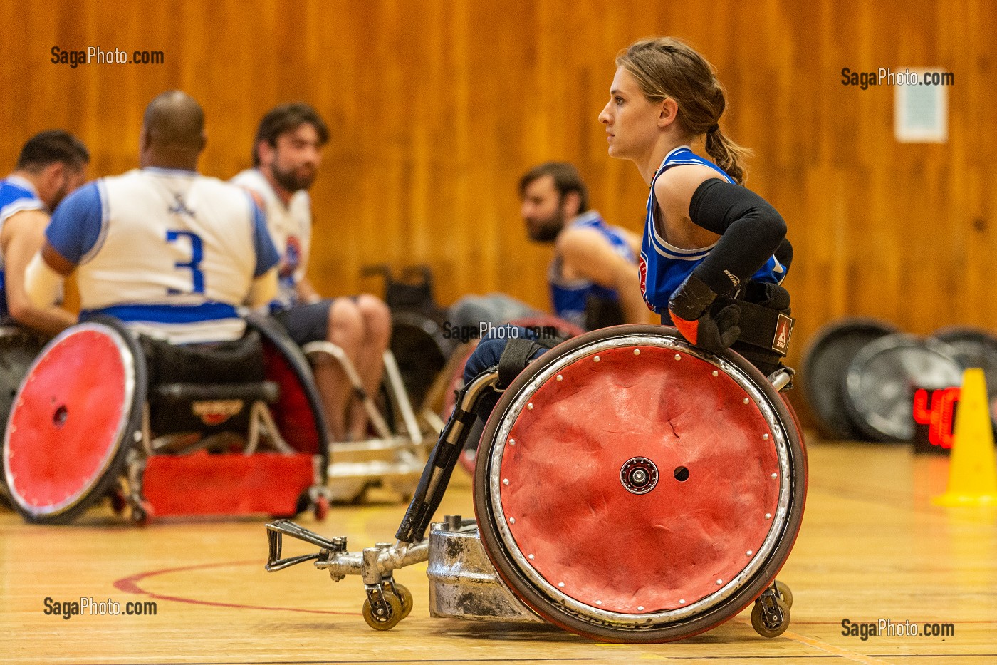 ENTRAINEMENT HANDI RUGBY, SPORT COLLECTIF POUR LES PERSONNES HANDICAPEES EN FAUTEUIL ROULANT 