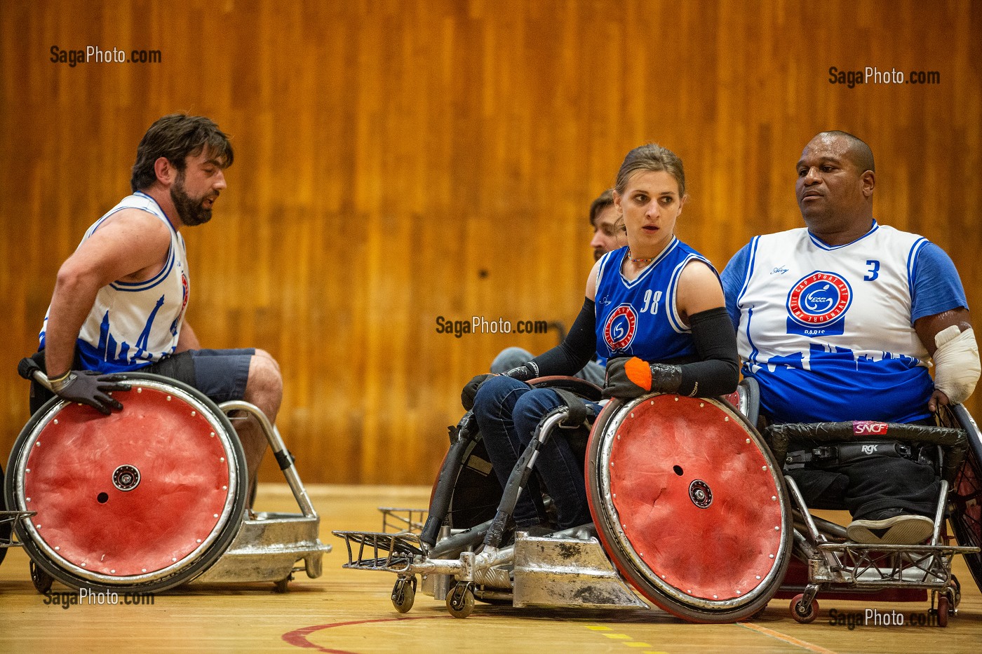 ENTRAINEMENT HANDI RUGBY, SPORT COLLECTIF POUR LES PERSONNES HANDICAPEES EN FAUTEUIL ROULANT 