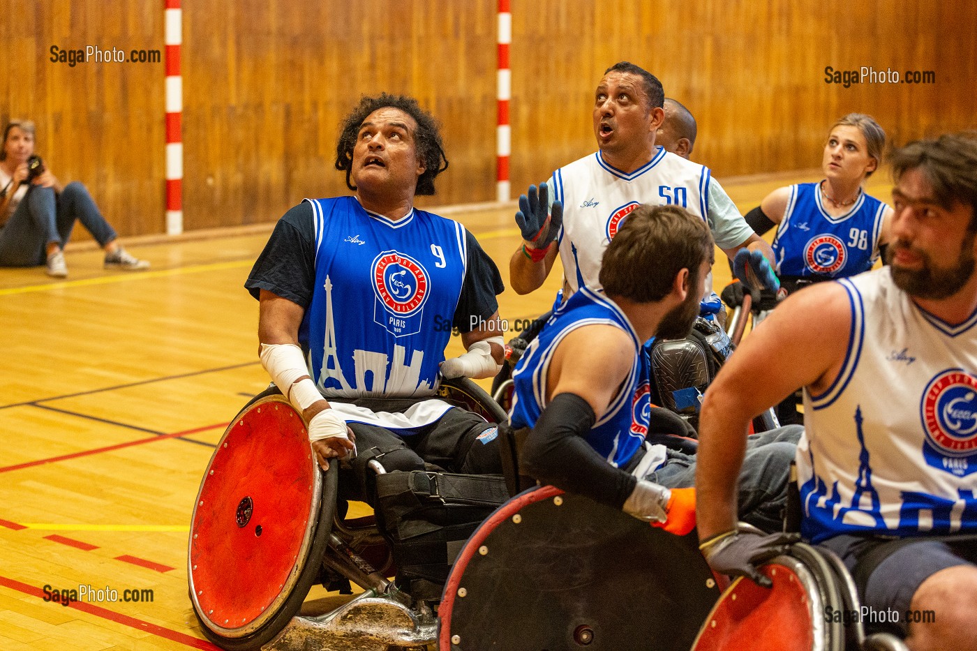 ENTRAINEMENT HANDI RUGBY, SPORT COLLECTIF POUR LES PERSONNES HANDICAPEES EN FAUTEUIL ROULANT 