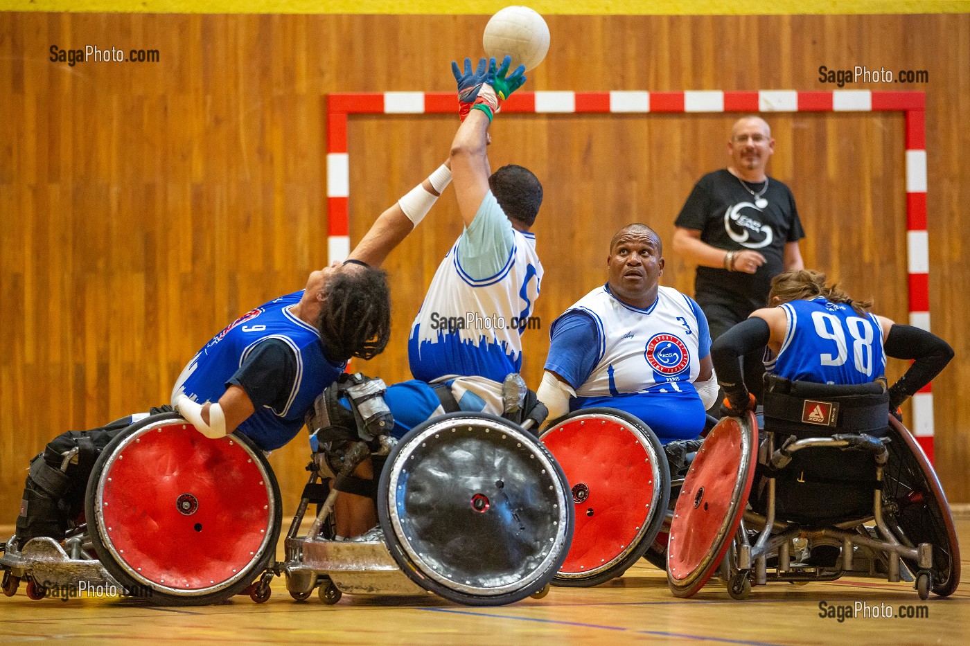 ENTRAINEMENT HANDI RUGBY, SPORT COLLECTIF POUR LES PERSONNES HANDICAPEES EN FAUTEUIL ROULANT 