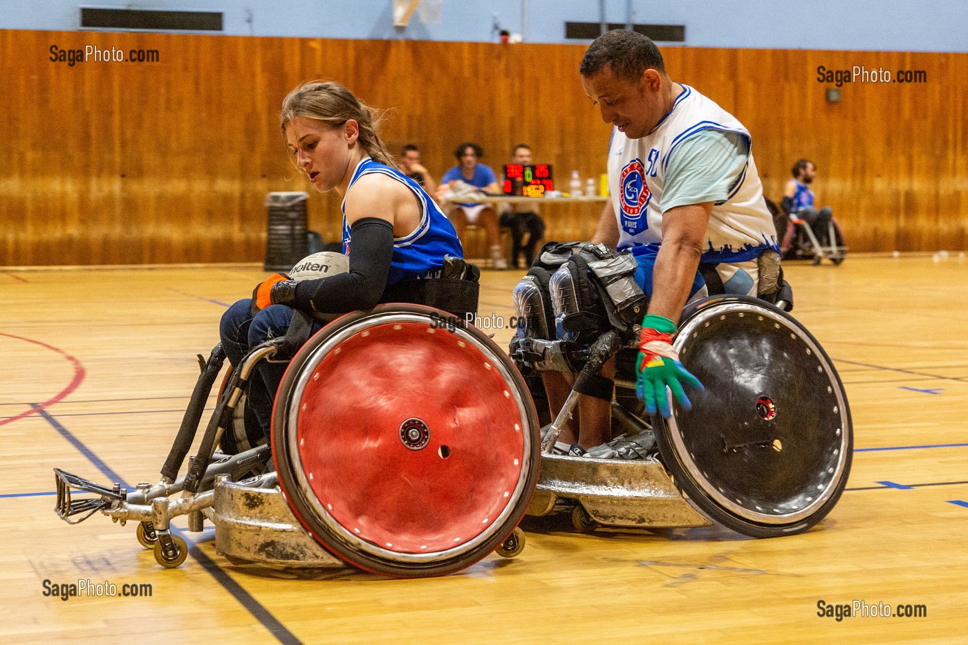 ENTRAINEMENT HANDI RUGBY, SPORT COLLECTIF POUR LES PERSONNES HANDICAPEES EN FAUTEUIL ROULANT 