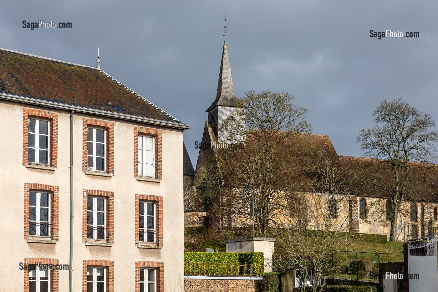 BATIMENT DE LA MANUFACTURE BOHIN DEVANT L'EGLISE DU VILLAGE DE SAINT-SULPICE-SUR-RISLE, ORNE, NORMANDIE, FRANCE 