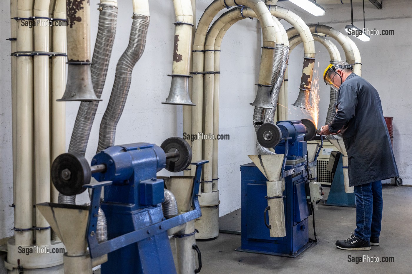 ATELIER D'AFFUTAGE ET DE FINITION, FABRICATION D'EMPORTE-PIECES METALLIQUES POUR OUTIL DE DECOUPE, ENTREPRISE PELLETIER ET JAMINET, L'AIGLE, ORNE, NORMANDIE, FRANCE 