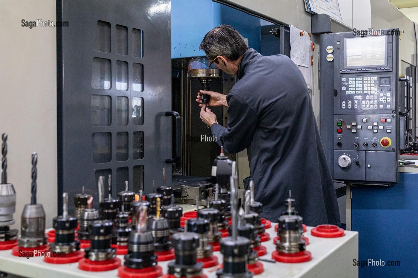 TECHNICIEN SALARIE DEVANT SON TOUR NUMERIQUE, FABRICATION D'EMPORTE-PIECES METALLIQUES POUR OUTIL DE DECOUPE, ENTREPRISE PELLETIER ET JAMINET, L'AIGLE, ORNE, NORMANDIE, FRANCE 