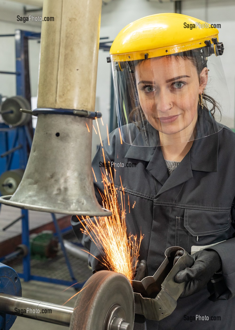 CLAIRE, TECHNICIENNE D'AFFUTAGE DANS SON ATELIER, FABRICATION D'EMPORTE-PIECES METALLIQUES POUR OUTIL DE DECOUPE, ENTREPRISE PELLETIER ET JAMINET, L'AIGLE, ORNE, NORMANDIE, FRANCE 