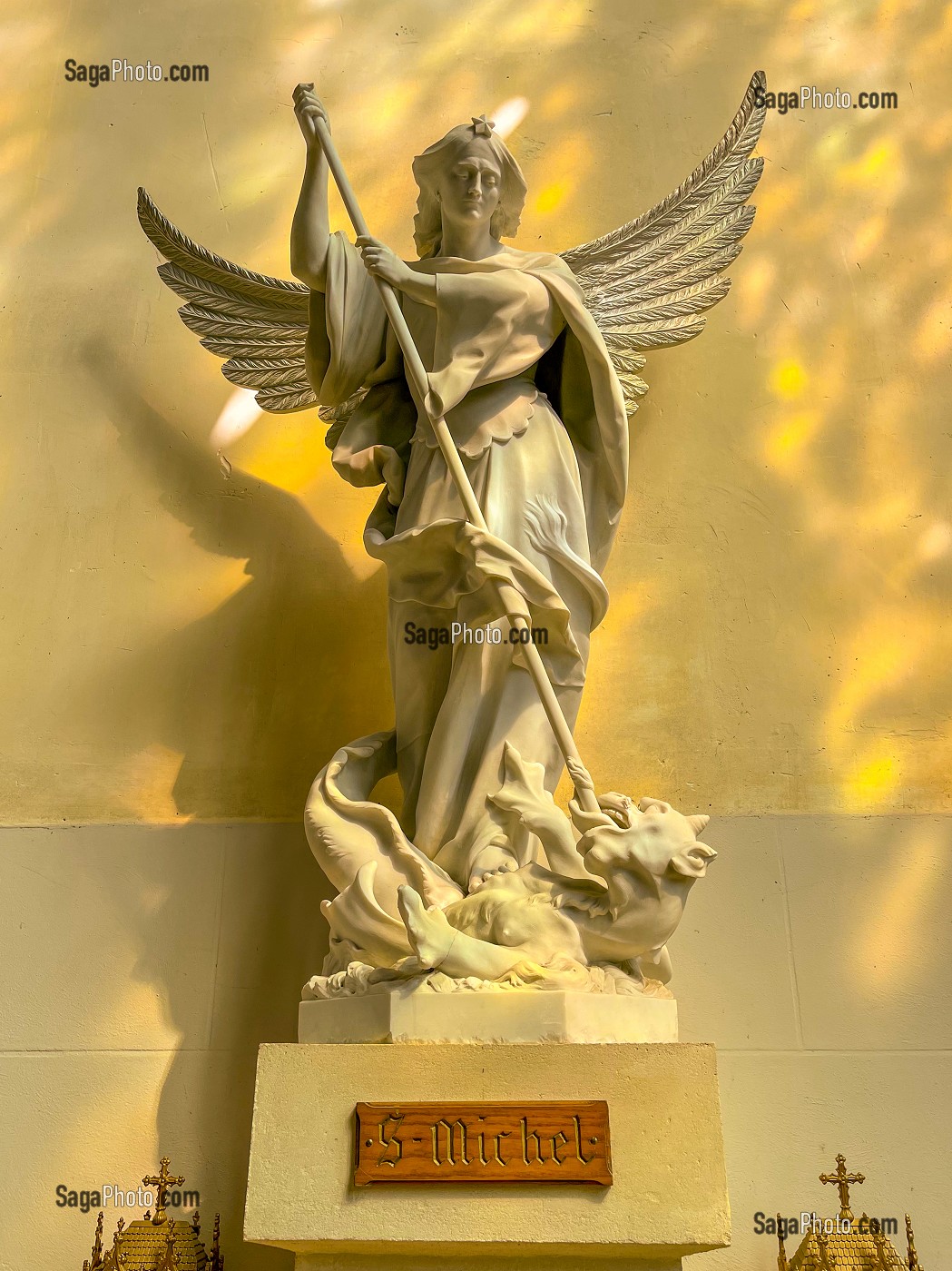 STATUE DE L'ANGE SAINT-MICHEL TERRASSANT LE DRAGON, EGLISE D'AVRANCHES, MANCHE, NORMANDIE, FRANCE 