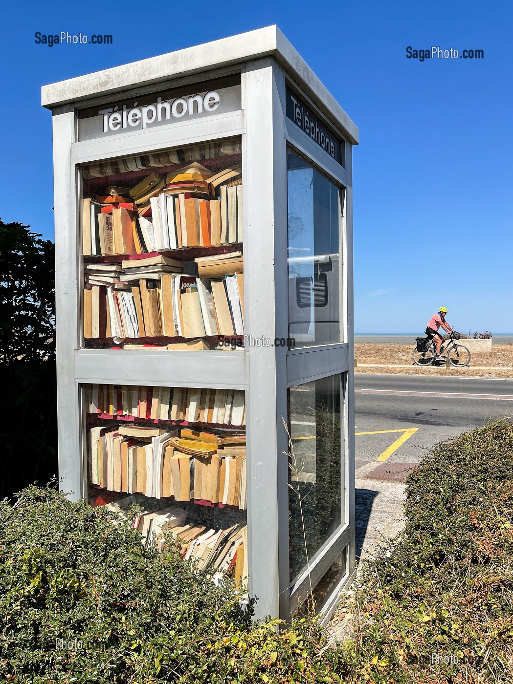 ANCIENNE CABINE TELEPHONIQUE TRANSFORME EN KIOSQUE D'ECHANGE DE LIVRES, BOITE A LIVRES, SAINT-BENOIT-DES-ONDES, MANCHE, NORMANDIE, FRANCE 