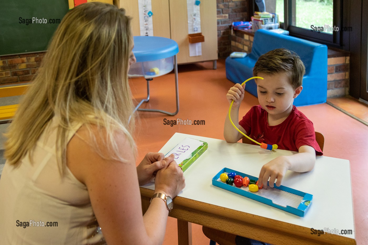 ACCOMPAGNEMENT A L'INTEGRATION DES ENFANTS EN DIFFICULTE A L'ECOLE PUBLIQUE, HANDICAP PSYCHIQUE LEGER, ECOLE MATERNELLE ROGER SALENGRO, LOUVIERS, EURE, NORMANDIE, FRANCE 