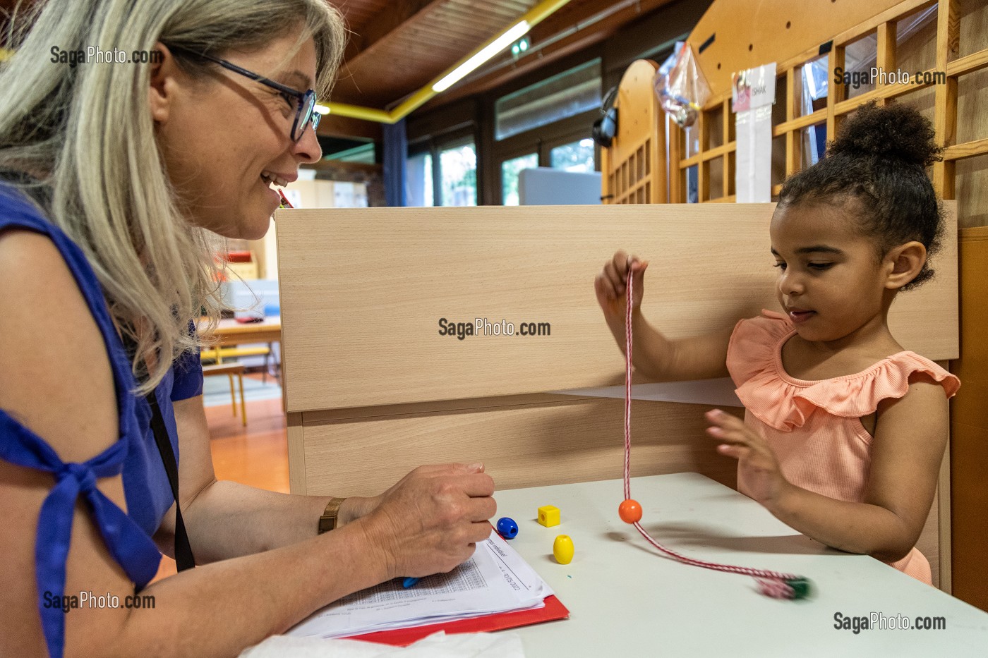 ACCOMPAGNEMENT A L'INTEGRATION DES ENFANTS EN DIFFICULTE A L'ECOLE PUBLIQUE, HANDICAP PSYCHIQUE LEGER, ECOLE MATERNELLE ROGER SALENGRO, LOUVIERS, EURE, NORMANDIE, FRANCE 