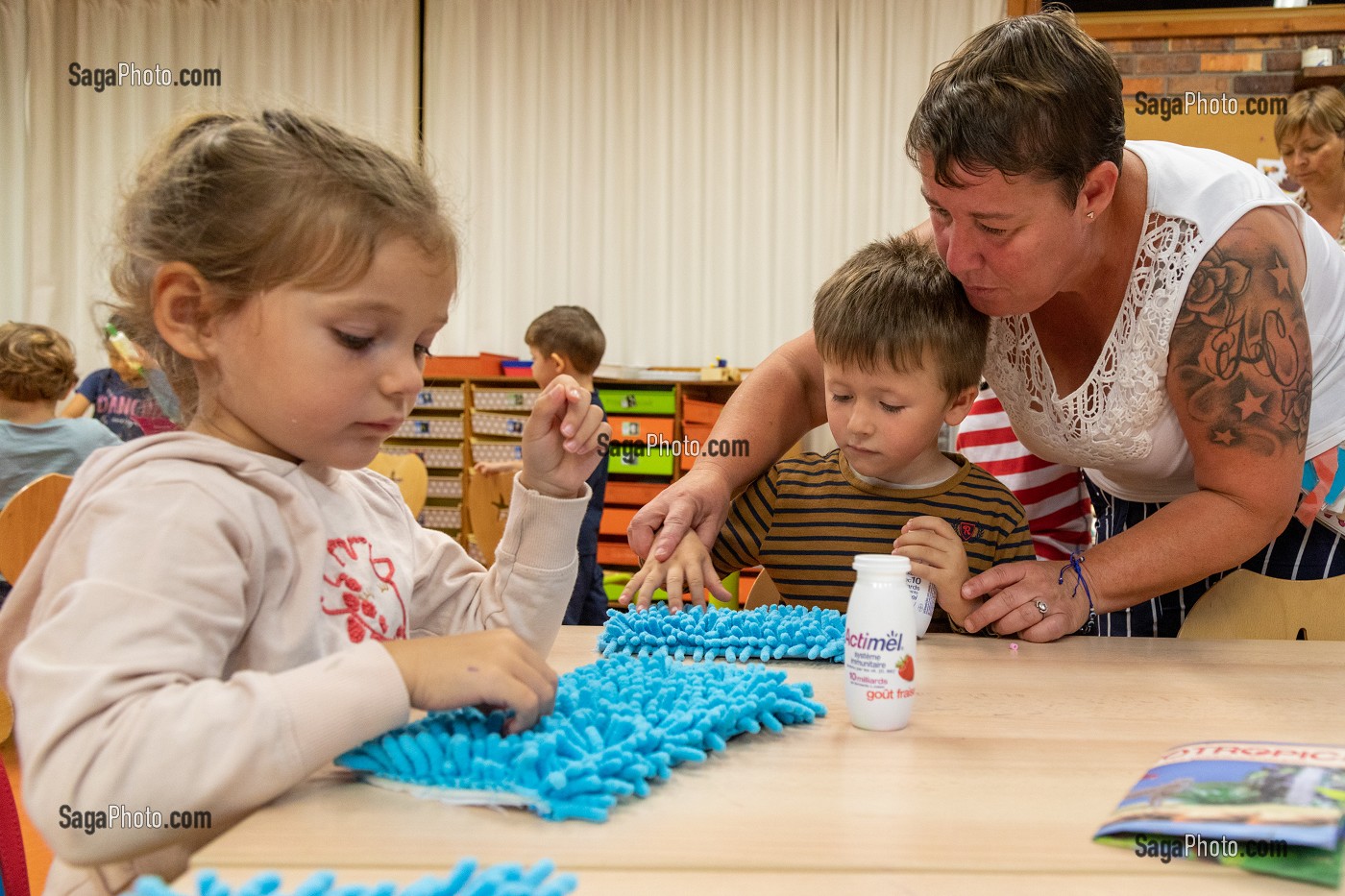 ATELIER DE SENSIBILISATION AUX TOUCHERS ET AUX FORMES, ACCOMPAGNEMENT A L'INTEGRATION DES ENFANTS EN DIFFICULTE A L'ECOLE PUBLIQUE, HANDICAP PSYCHIQUE LEGER, ECOLE MATERNELLE ROGER SALENGRO, LOUVIERS, EURE, NORMANDIE, FRANCE 