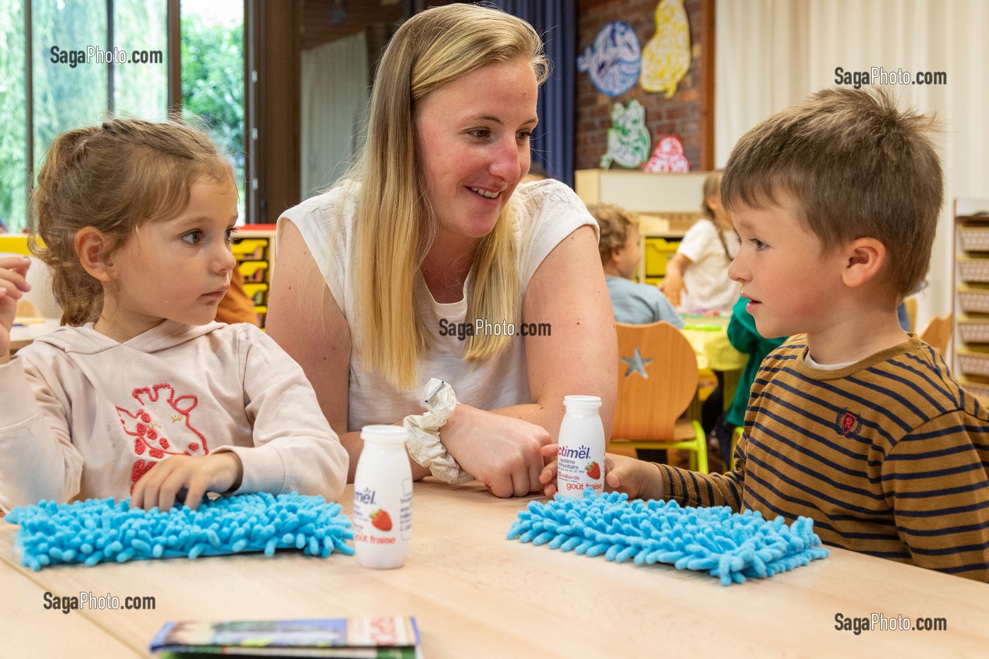 ATELIER DE SENSIBILISATION AUX TOUCHERS ET AUX FORMES, ACCOMPAGNEMENT A L'INTEGRATION DES ENFANTS EN DIFFICULTE A L'ECOLE PUBLIQUE, HANDICAP PSYCHIQUE LEGER, ECOLE MATERNELLE ROGER SALENGRO, LOUVIERS, EURE, NORMANDIE, FRANCE 