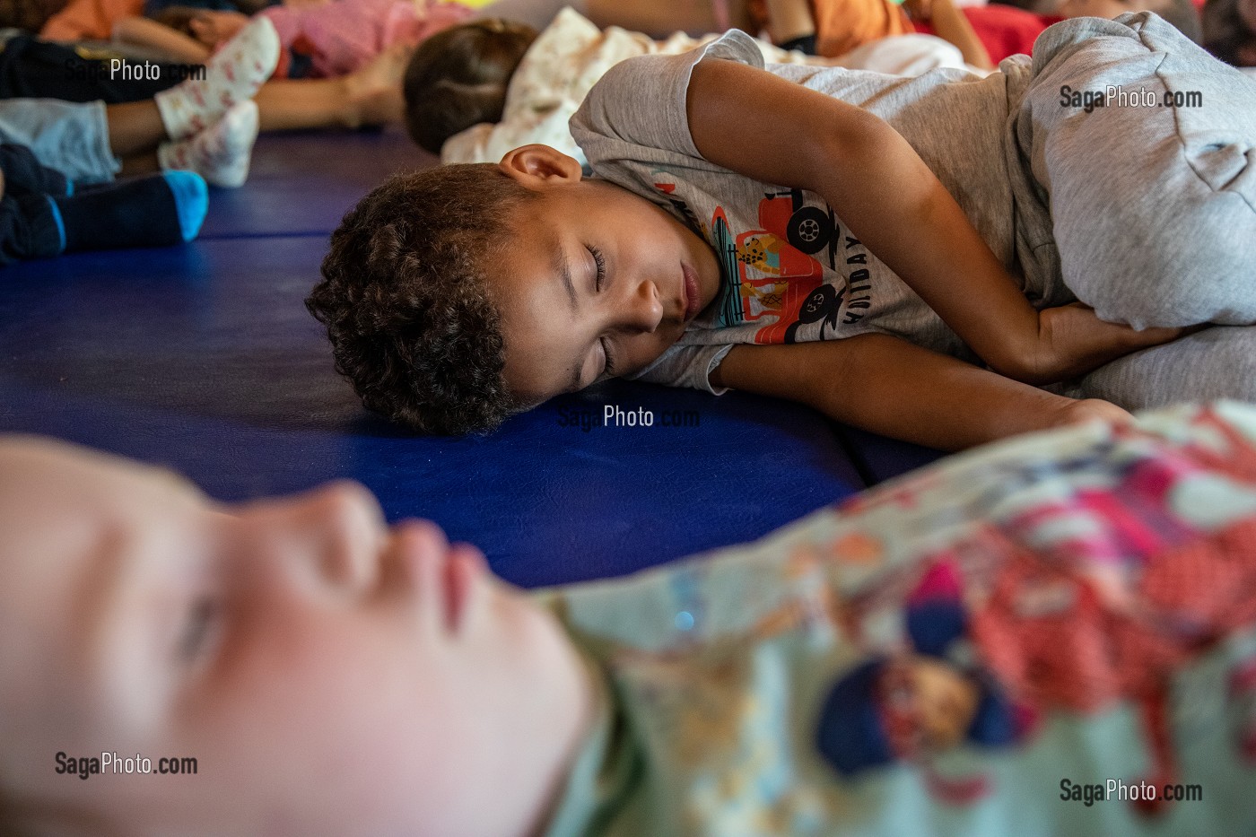 SEANCE DE RELAXATION, INTEGRATION DES ENFANTS EN DIFFICULTE A L'ECOLE PUBLIQUE, HANDICAP PSYCHIQUE LEGER, ECOLE MATERNELLE ROGER SALENGRO, LOUVIERS, EURE, NORMANDIE, FRANCE 