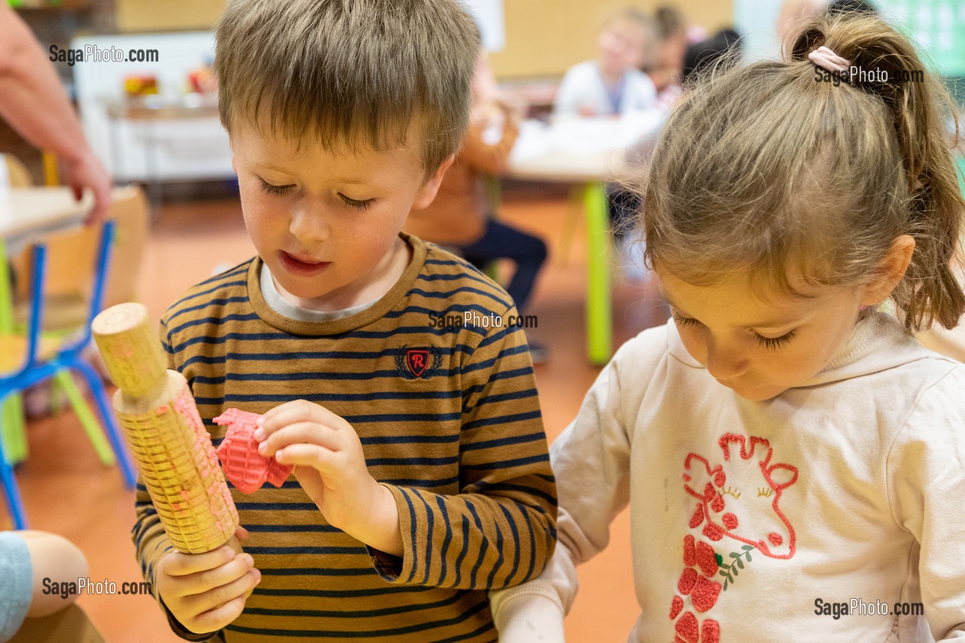 ATELIER D'ARTS PLASTIQUES, ACCOMPAGNEMENT A L'INTEGRATION DES ENFANTS EN DIFFICULTE A L'ECOLE PUBLIQUE, HANDICAP PSYCHIQUE LEGER, ECOLE MATERNELLE ROGER SALENGRO, LOUVIERS, EURE, NORMANDIE, FRANCE 