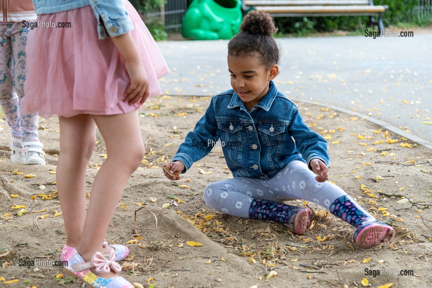 DETENTE ET JEU DANS LA COUR DE RECREATION, INTEGRATION DES ENFANTS EN DIFFICULTE A L'ECOLE PUBLIQUE, HANDICAP PSYCHIQUE LEGER, ECOLE MATERNELLE ROGER SALENGRO, LOUVIERS, EURE, NORMANDIE, FRANCE 