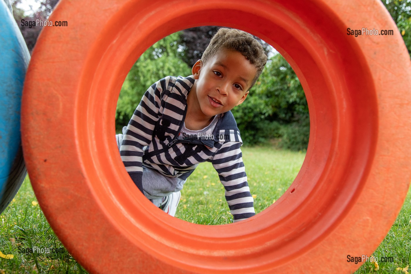 DETENTE ET JEU DANS LA COUR DE RECREATION, INTEGRATION DES ENFANTS EN DIFFICULTE A L'ECOLE PUBLIQUE, HANDICAP PSYCHIQUE LEGER, ECOLE MATERNELLE ROGER SALENGRO, LOUVIERS, EURE, NORMANDIE, FRANCE 