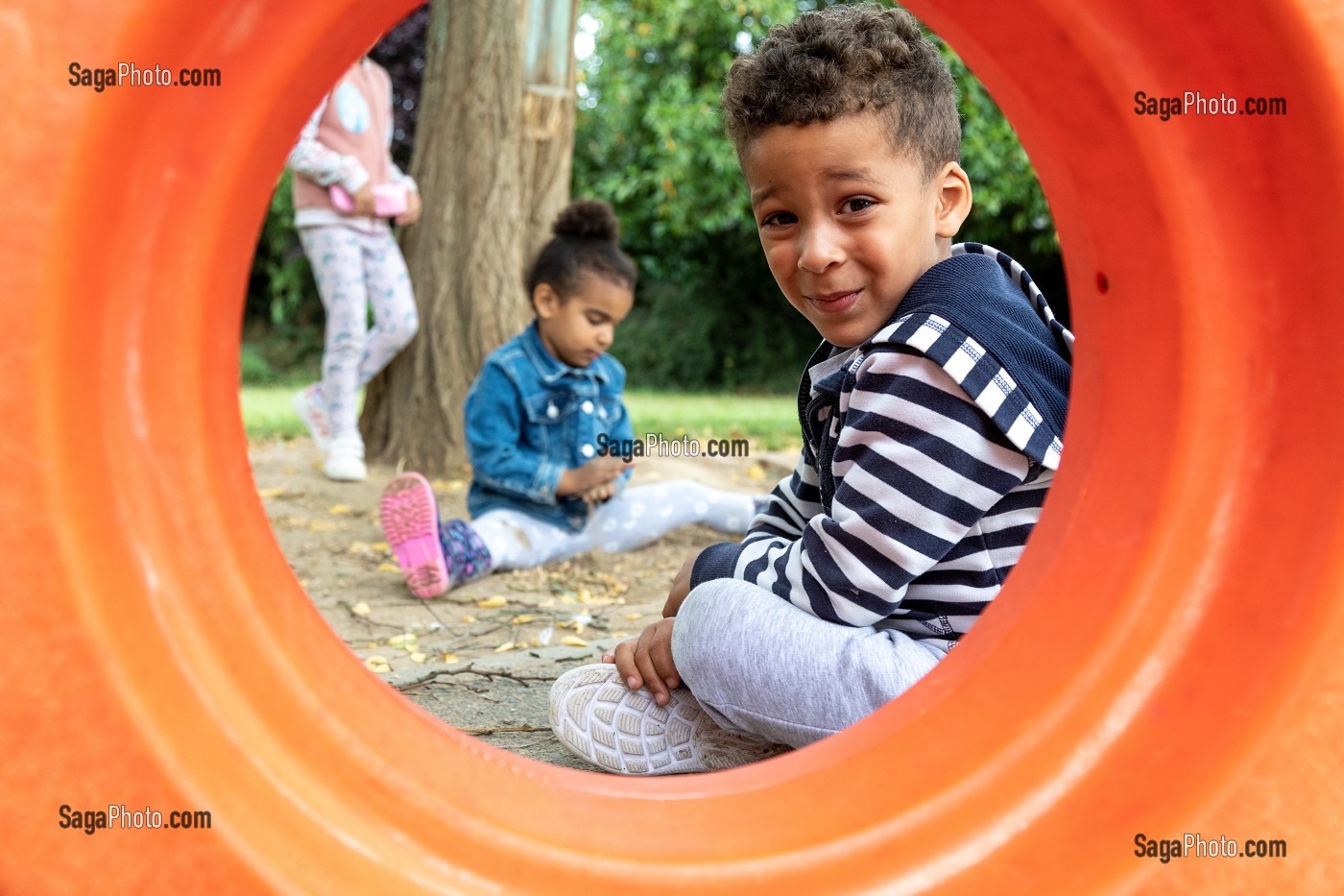 DETENTE ET JEU DANS LA COUR DE RECREATION, INTEGRATION DES ENFANTS EN DIFFICULTE A L'ECOLE PUBLIQUE, HANDICAP PSYCHIQUE LEGER, ECOLE MATERNELLE ROGER SALENGRO, LOUVIERS, EURE, NORMANDIE, FRANCE 