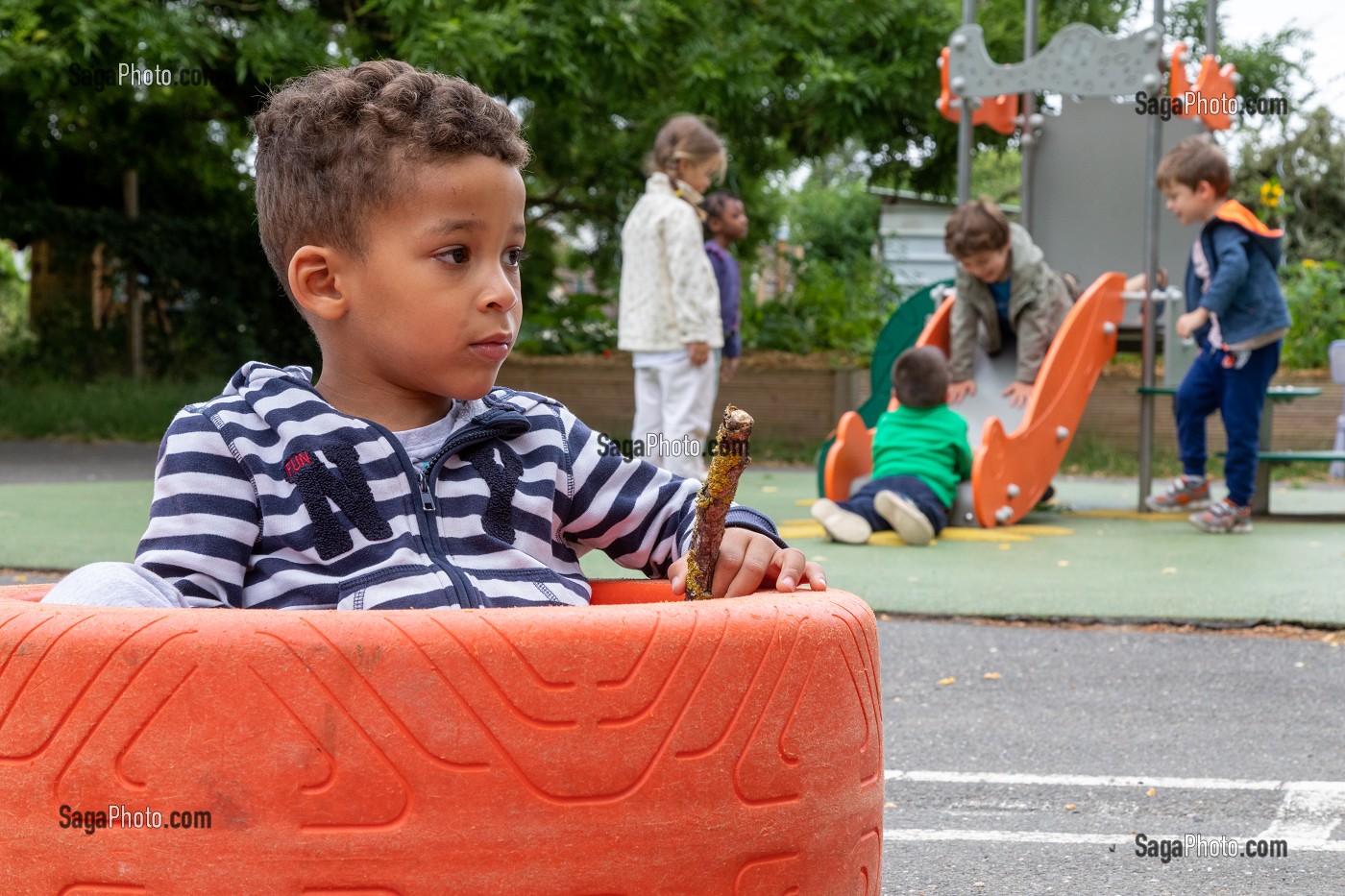 DETENTE ET JEU DANS LA COUR DE RECREATION, INTEGRATION DES ENFANTS EN DIFFICULTE A L'ECOLE PUBLIQUE, HANDICAP PSYCHIQUE LEGER, ECOLE MATERNELLE ROGER SALENGRO, LOUVIERS, EURE, NORMANDIE, FRANCE 