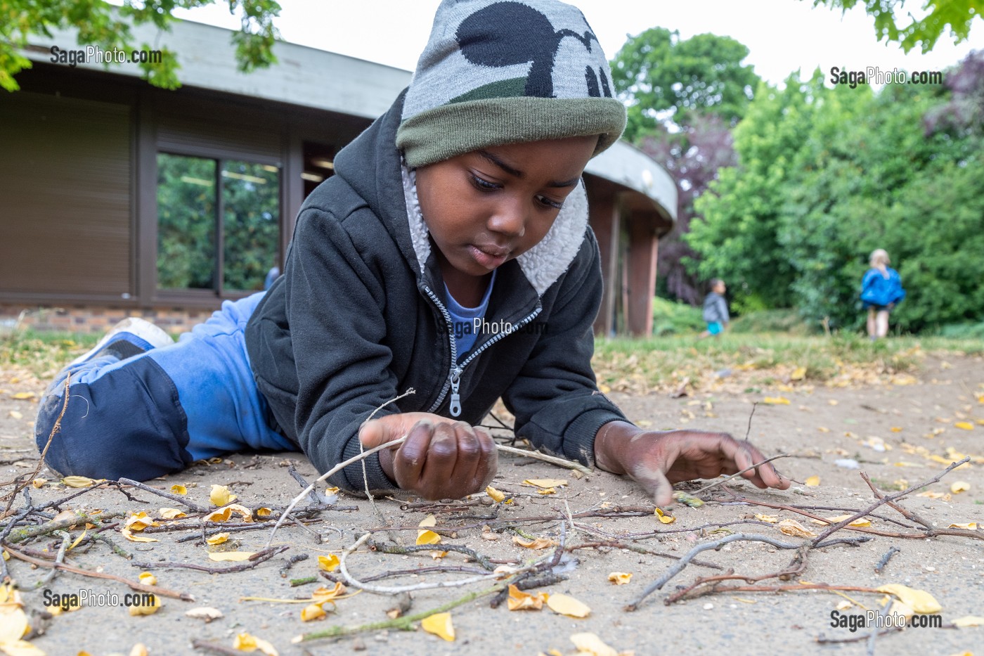 BRANCHES ET FEUILLES, DETENTE ET JEU DANS LA COUR DE RECREATION, INTEGRATION DES ENFANTS EN DIFFICULTE A L'ECOLE PUBLIQUE, HANDICAP PSYCHIQUE LEGER, ECOLE MATERNELLE ROGER SALENGRO, LOUVIERS, EURE, NORMANDIE, FRANCE 