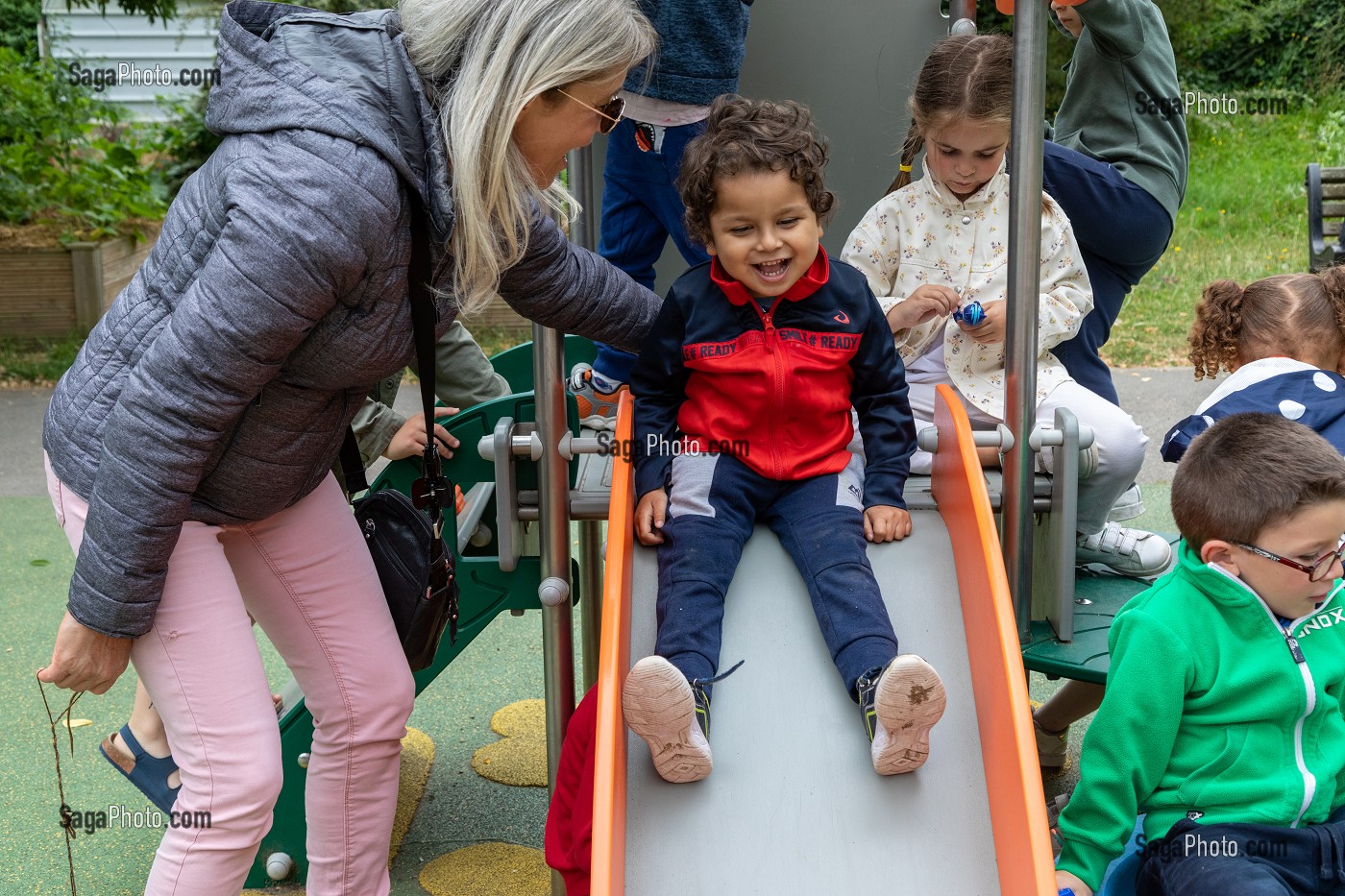 TOBOGGAN AVEC LES COPAINS, DETENTE ET JEU DANS LA COUR DE RECREATION, INTEGRATION DES ENFANTS EN DIFFICULTE A L'ECOLE PUBLIQUE, HANDICAP PSYCHIQUE LEGER, ECOLE MATERNELLE ROGER SALENGRO, LOUVIERS, EURE, NORMANDIE, FRANCE 