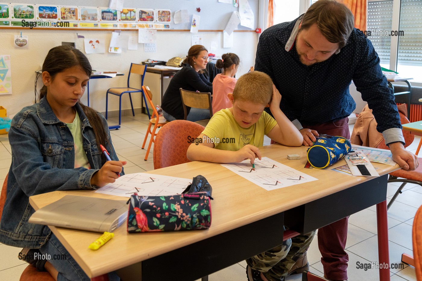 COURS DE MATHEMATIQUES, INTEGRATION DES ENFANTS EN DIFFICULTE, HANDICAP PSYCHIQUE LEGER, CLASSE UEE, UNITE D'ENSEIGNEMENT EXTERNALISE, UNITE LOCALISEES D'INCLUSION SCOLAIRE, ADAPEI27, ECOLE PRIMAIRE DE LOUVIERS, EURE, NORMANDIE, FRANCE 