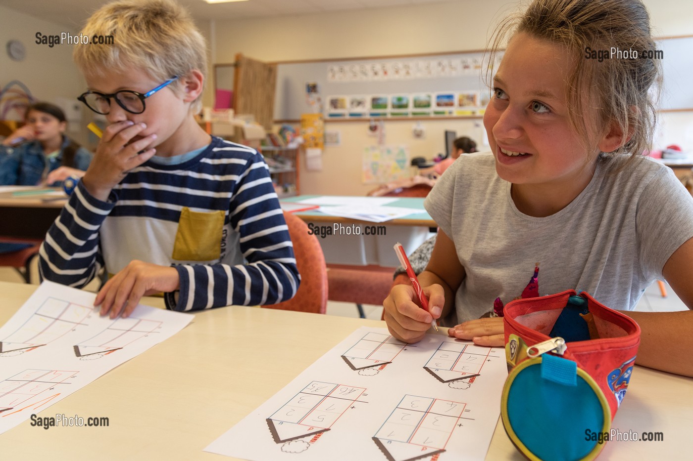 COURS DE MATHEMATIQUES, INTEGRATION DES ENFANTS EN DIFFICULTE, HANDICAP PSYCHIQUE LEGER, CLASSE UEE, UNITE D'ENSEIGNEMENT EXTERNALISE, UNITE LOCALISEES D'INCLUSION SCOLAIRE, ADAPEI27, ECOLE PRIMAIRE DE LOUVIERS, EURE, NORMANDIE, FRANCE 