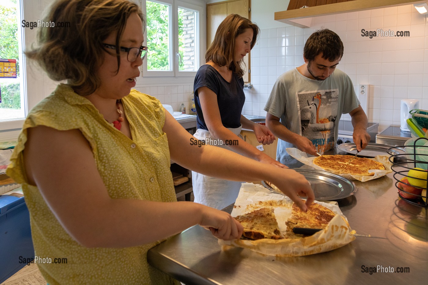 PREPARATION DU REPAS EN COMMUN AVEC LES RESIDENTS ET LES EDUCATEURS, SESSAD LA RENCONTRE, ACCUEIL DE JOUR, ORGANISME DE SOUTIEN ET DE SERVICES AUX PERSONNES HANDICAPEES, LE NEUBOURG, EURE, NORMANDIE, FRANCE 