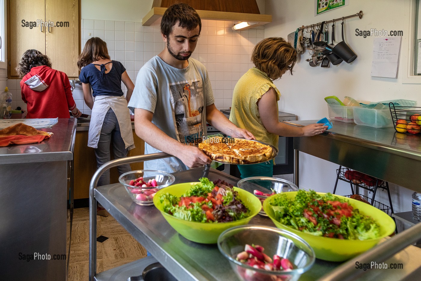 PREPARATION DU REPAS EN COMMUN AVEC LES RESIDENTS ET LES EDUCATEURS, SESSAD LA RENCONTRE, ACCUEIL DE JOUR, ORGANISME DE SOUTIEN ET DE SERVICES AUX PERSONNES HANDICAPEES, LE NEUBOURG, EURE, NORMANDIE, FRANCE 