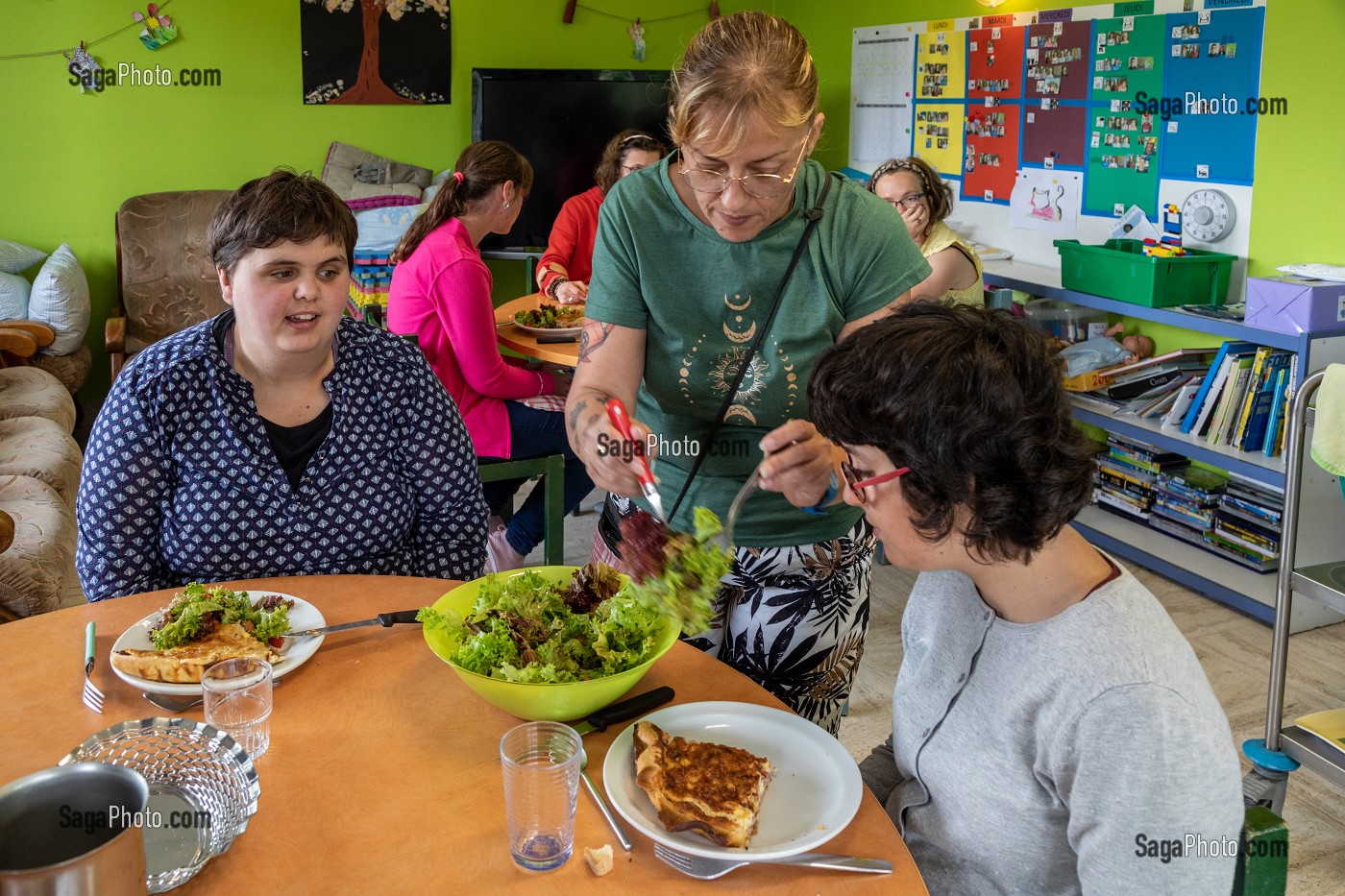 DEJEUNER EN COMMUN AVEC LES RESIDENTS ET LES EDUCATEURS, SESSAD LA RENCONTRE, ACCUEIL DE JOUR, ORGANISME DE SOUTIEN ET DE SERVICES AUX PERSONNES HANDICAPEES, LE NEUBOURG, EURE, NORMANDIE, FRANCE 