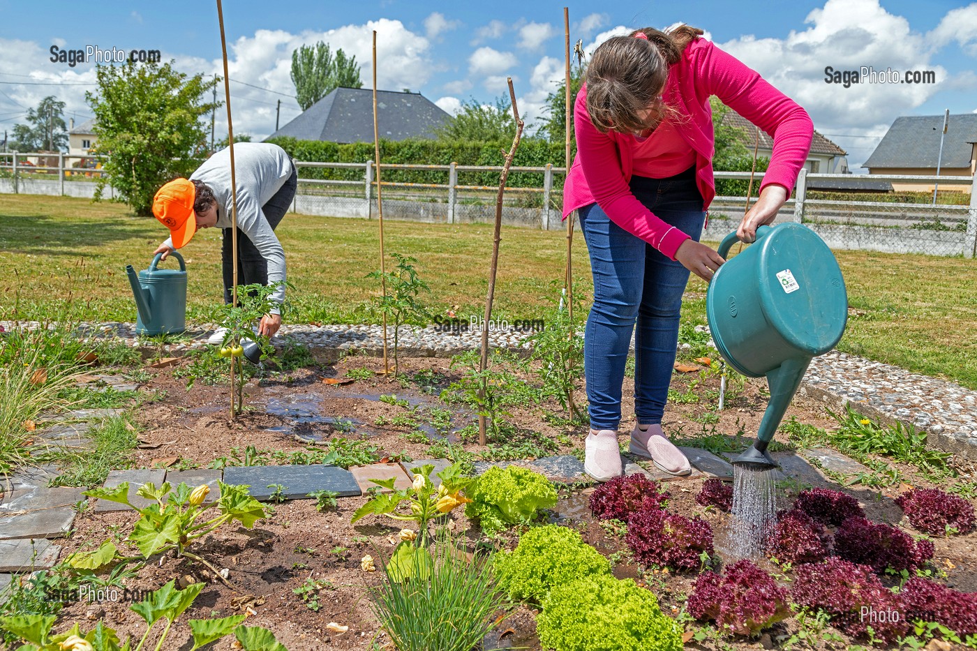 ATELIER JARDINAGE AVEC LES RESIDENTS, SESSAD LA RENCONTRE, ACCUEIL DE JOUR, ORGANISME DE SOUTIEN ET DE SERVICES AUX PERSONNES HANDICAPEES, LE NEUBOURG, EURE, NORMANDIE, FRANCE 