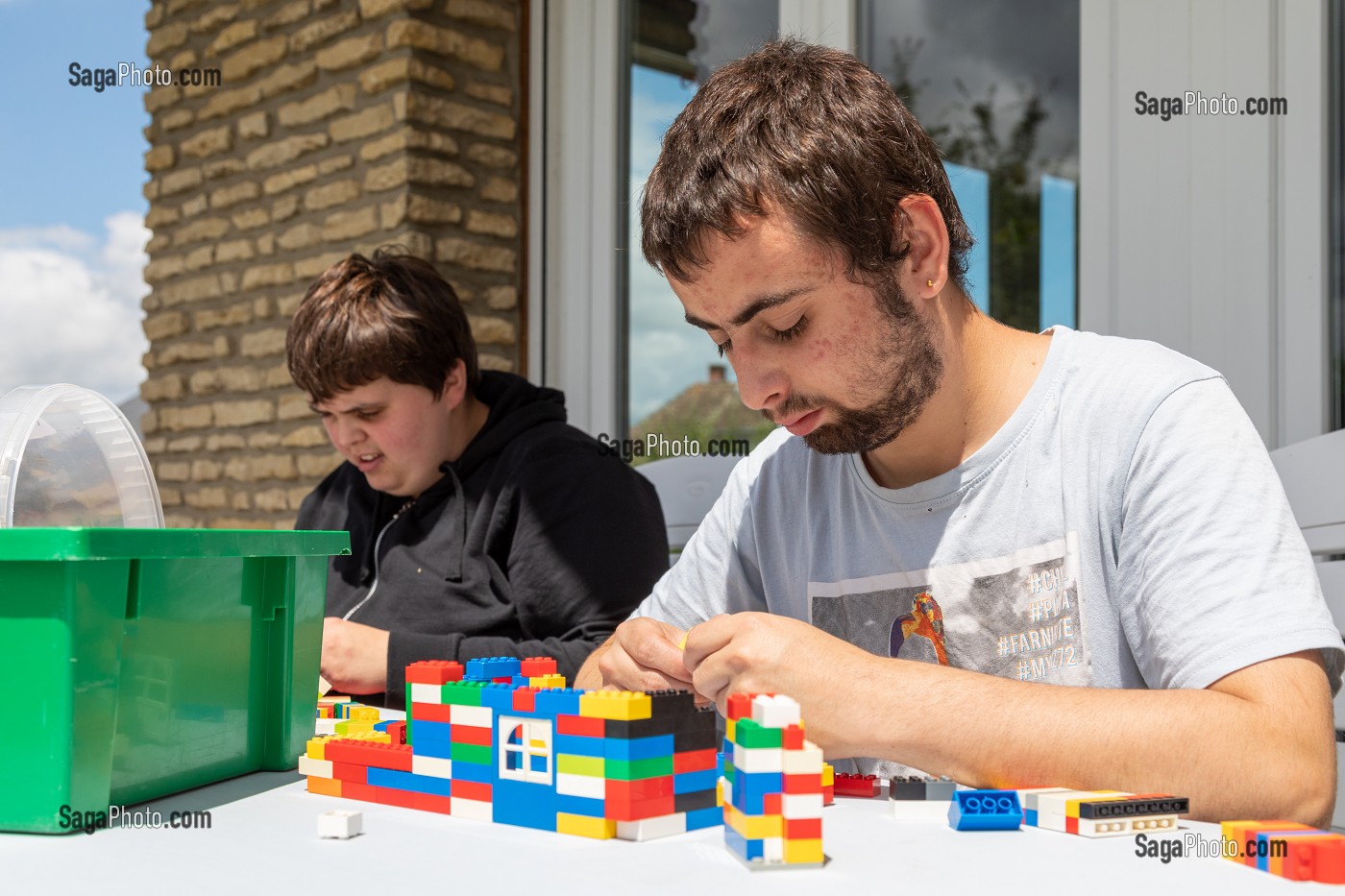 ATELIER JEU DE CONSTRUCTION DE LEGO, SESSAD LA RENCONTRE, ACCUEIL DE JOUR, ORGANISME DE SOUTIEN ET DE SERVICES AUX PERSONNES HANDICAPEES, LE NEUBOURG, EURE, NORMANDIE, FRANCE 