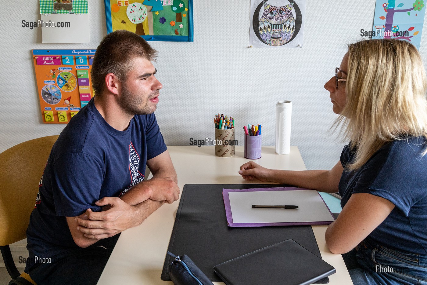 ENTRETIEN D'UN RESIDENT AVEC LA PSYCHOLOGUE, SESSAD LA RENCONTRE, ACCUEIL DE JOUR, ORGANISME DE SOUTIEN ET DE SERVICES AUX PERSONNES HANDICAPEES, LE NEUBOURG, EURE, NORMANDIE, FRANCE 