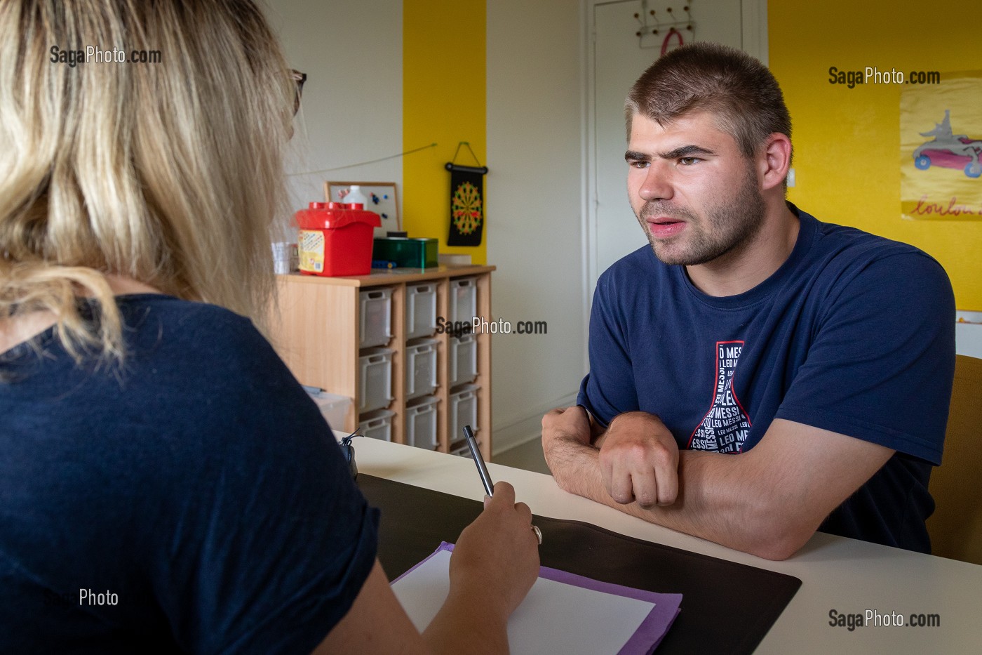 ENTRETIEN D'UN RESIDENT AVEC LA PSYCHOLOGUE, SESSAD LA RENCONTRE, ACCUEIL DE JOUR, ORGANISME DE SOUTIEN ET DE SERVICES AUX PERSONNES HANDICAPEES, LE NEUBOURG, EURE, NORMANDIE, FRANCE 