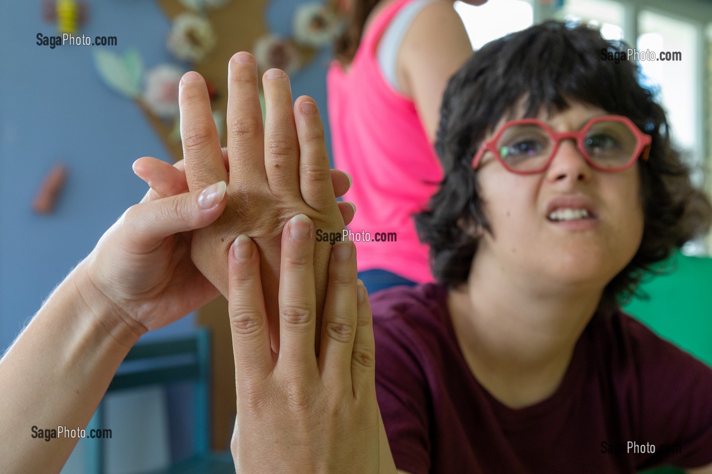 MASSAGE DES MAINS, ATELIER BIEN-ETRE ET BEAUTE AVEC LES RESIDENTS, SESSAD LA RENCONTRE, ACCUEIL DE JOUR, ORGANISME DE SOUTIEN ET DE SERVICES AUX PERSONNES HANDICAPEES, LE NEUBOURG, EURE, NORMANDIE, FRANCE 