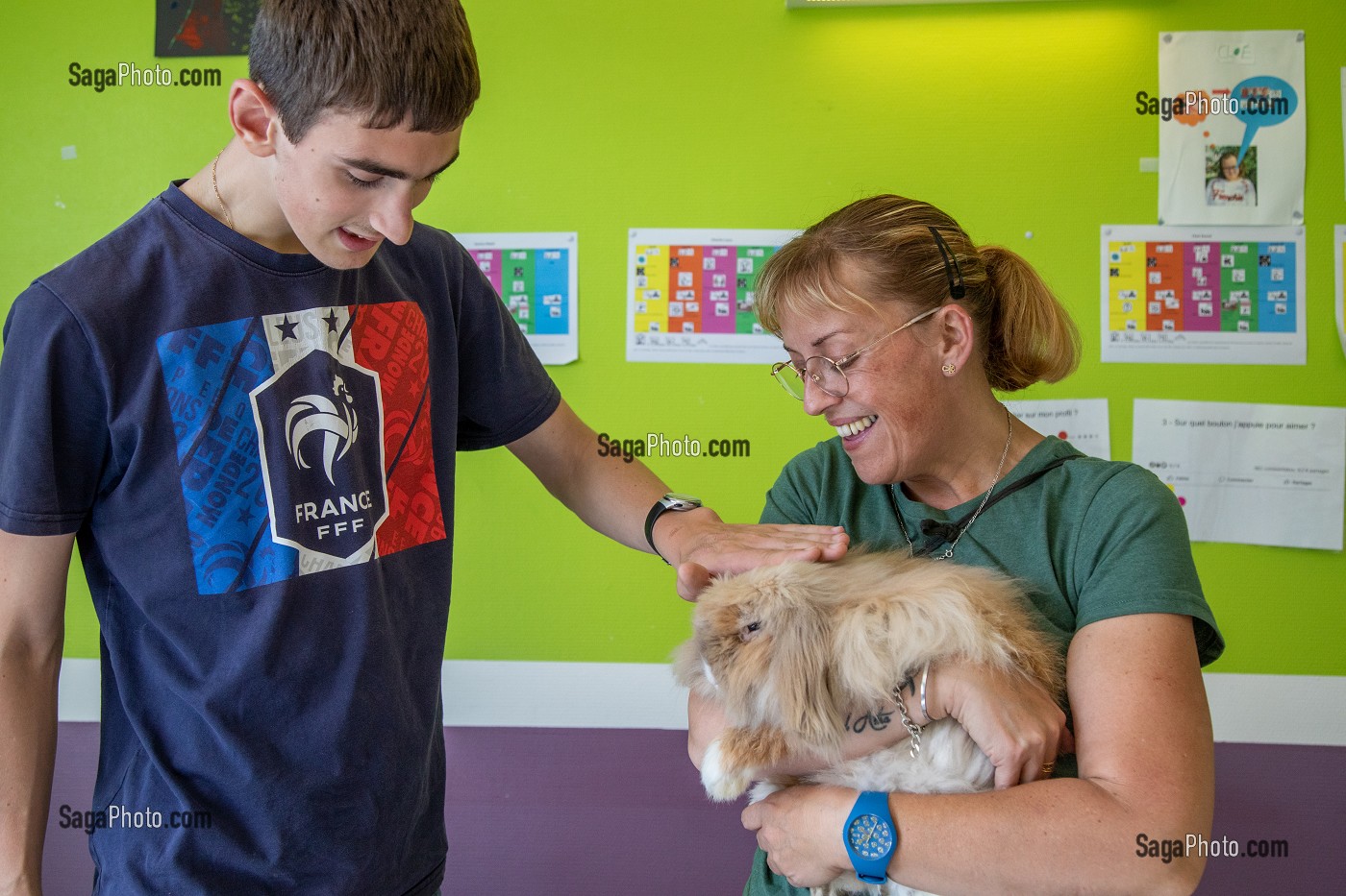 ATELIER SOINS DES ANIMAUX DOMESTIQUES AVEC LES RESIDENTS, SESSAD LA RENCONTRE, ACCUEIL DE JOUR, ORGANISME DE SOUTIEN ET DE SERVICES AUX PERSONNES HANDICAPEES, LE NEUBOURG, EURE, NORMANDIE, FRANCE 