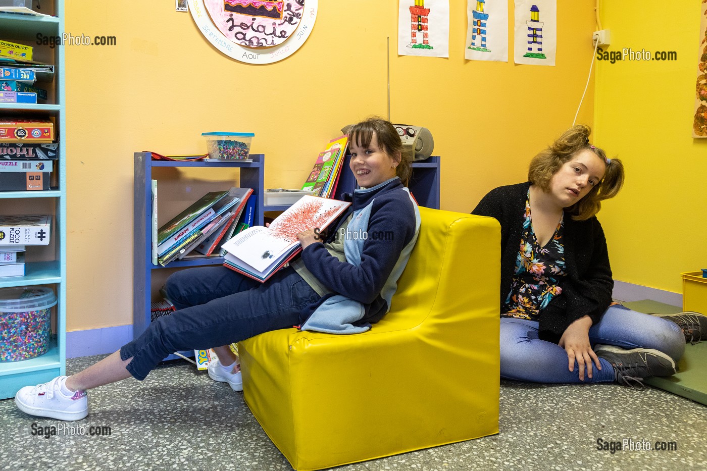 COIN DETENTE ET DECOUVERTE DES LIVRE ET DES IMAGES, IME LA RIVIERE POUR ENFANTS ET ADOLESCENTS ET JEUNES ADULTES, NASSANDRES-SUR-RISLE, EURE, NORMANDIE, FRANCE 